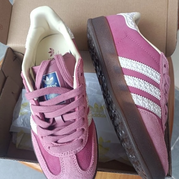 💙✨Women's Adidas Gazelle Indoor Almost Pink Gum Shoes 🔴 - Picture 3 of 5